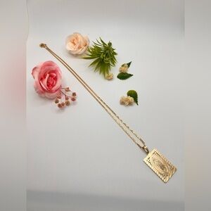 Elegant Gold filled Pendant Necklace